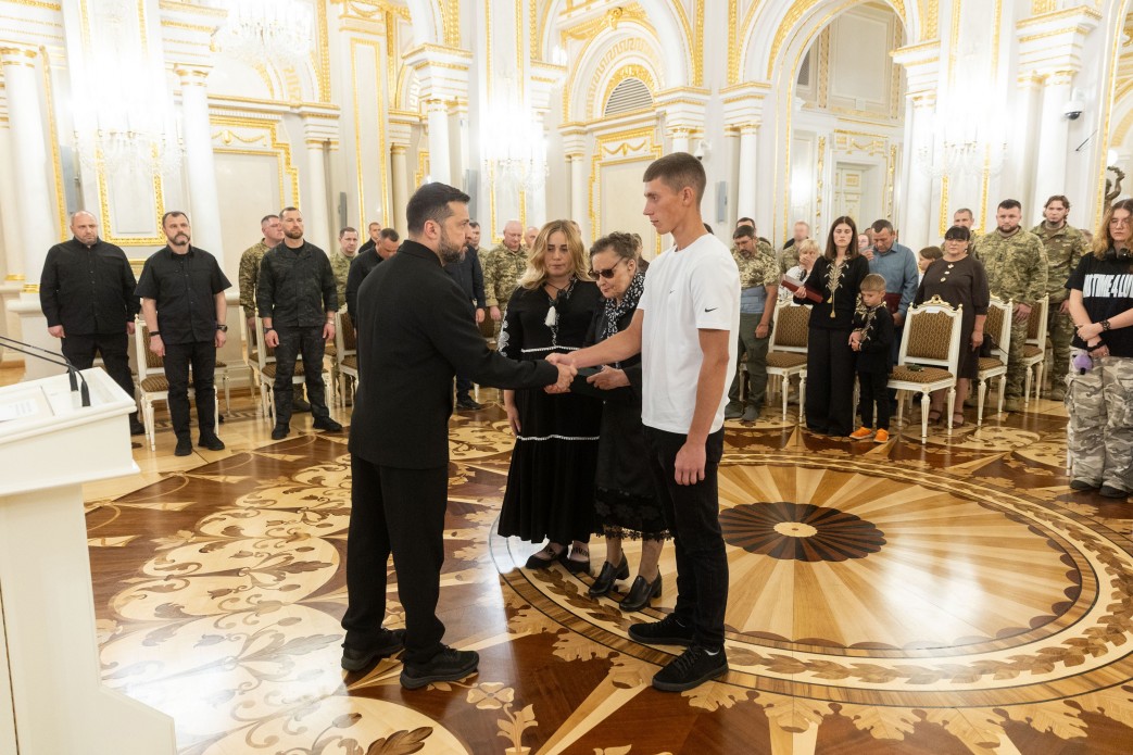 Президент вручив нагороди захисникам і рідним загиблих військових фото 3