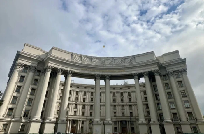 Зеленський звільнив послів України у чотирьох країнах