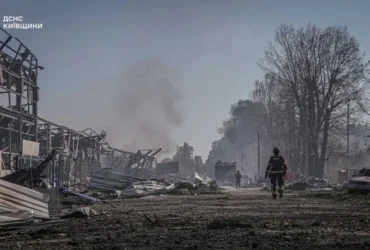 На Київщині рятувальники ліквідовують наслідки ворожого обстрілу в селі Мила