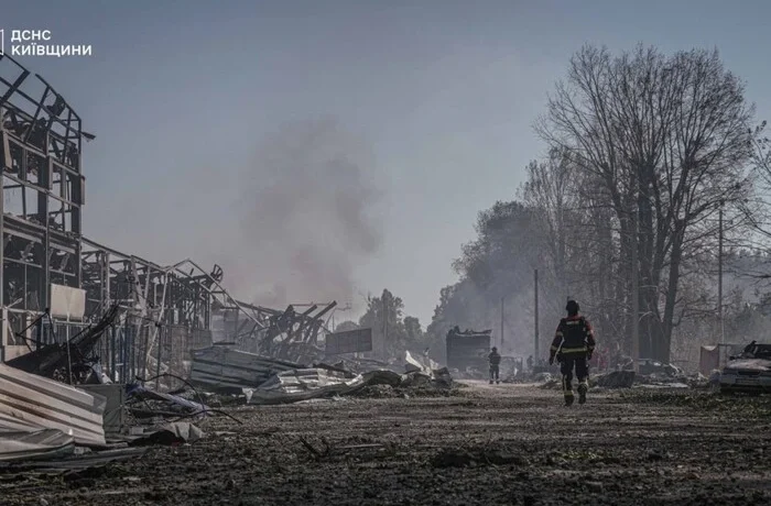 На Київщині рятувальники ліквідовують наслідки ворожого обстрілу в селі Мила