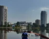 Комунальники показали, як рятують озеро Кирилівське від нафтового забруднення (відео)