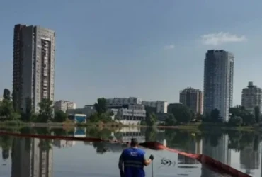 Комунальники показали, як рятують озеро Кирилівське від нафтового забруднення (відео)