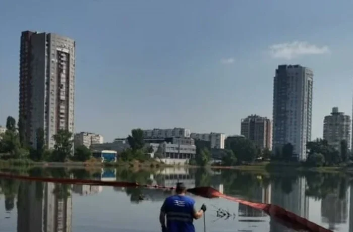 Комунальники показали, як рятують озеро Кирилівське від нафтового забруднення (відео)
