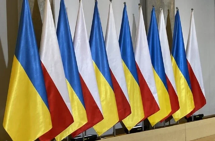 Кремль активізував дезинформаційну кампанію в Польщі, граючи на історичній пам’яті та темі біженців