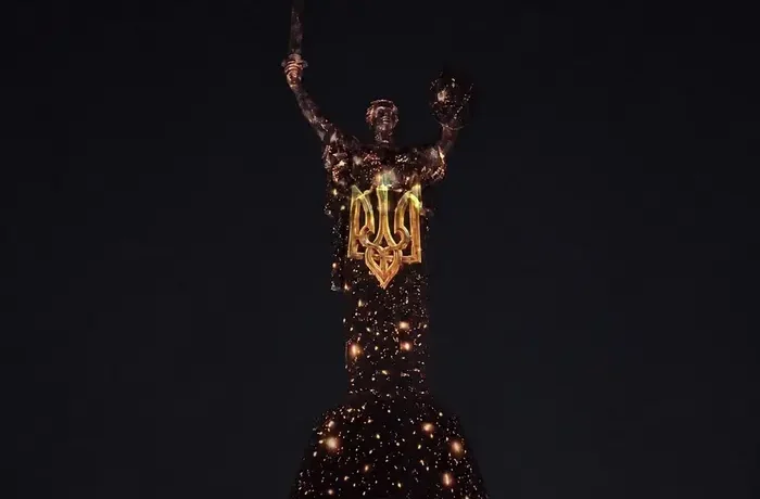 «Майбутнє пам’ятає»: Батьківщина-Мати засяяла кольорами прапора