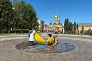 Малюки-засновники Києва на Поштовій площі змінили образ до Дня Незалежності