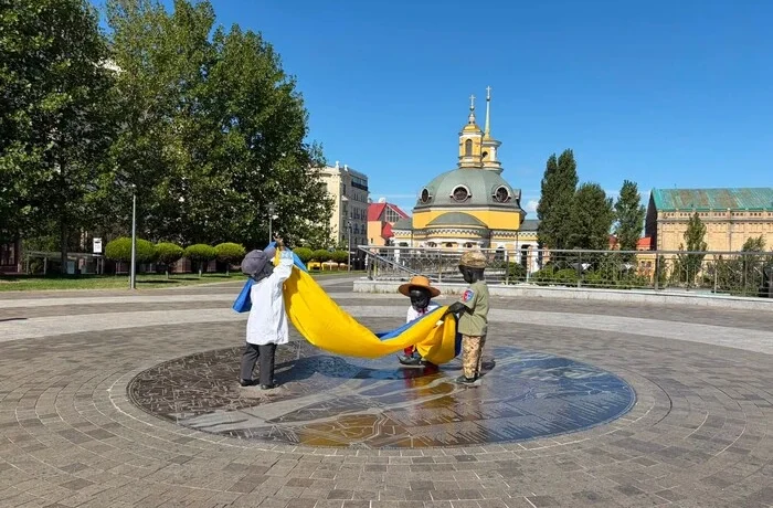 Малюки-засновники Києва на Поштовій площі змінили образ до Дня Незалежності