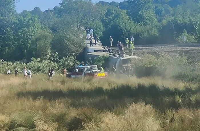 У Великій Британії зійшов з рейок пасажирський потяг: є постраждалі