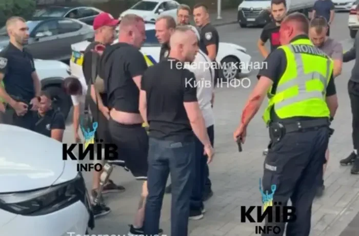 Киянин вдарив патрульного в обличчя: поліція розкрила деталі