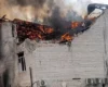 Люди вистрибували з вікон палаючої будівлі: з’явилося відео удару РФ по Лозовій