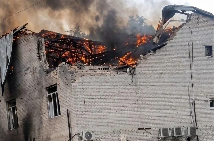 Люди вистрибували з вікон палаючої будівлі: з’явилося відео удару РФ по Лозовій