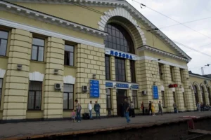 Росія атакувала залізничну станцію в Лозовій: є загиблі