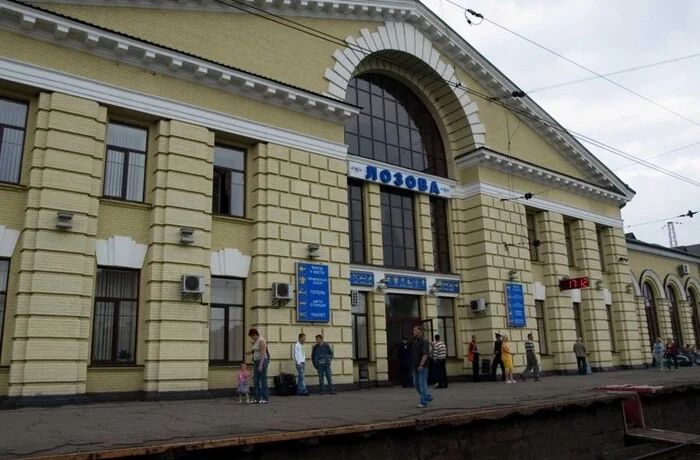 Росія атакувала залізничну станцію в Лозовій: є загиблі