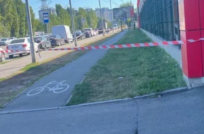 Поблизу гіпермаркету на столичних Позняках виявлено боєприпас від ракети Х-101 (фото)