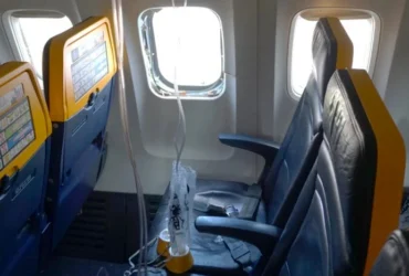 Пасажира літака Ryanair затягло у вікно, інцидент перевіряють