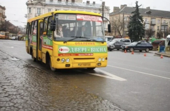У Франківську водій автобуса образив матір загиблого воїна і поплатився за це роботою