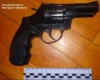 У Дніпровському районі киянин після застілля важко поранив знайомого з револьвера