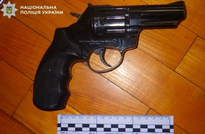 У Дніпровському районі киянин після застілля важко поранив знайомого з револьвера