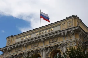 Росіяни почали масово забирати гроші з банків: сума сягнула мільярдів