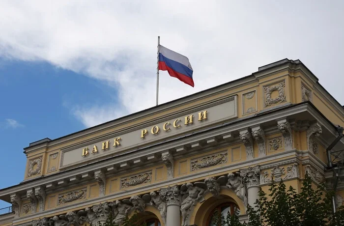 Росіяни почали масово забирати гроші з банків: сума сягнула мільярдів