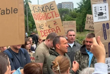 Вирубка парку на Теремках: активісти збирають громадські слухання