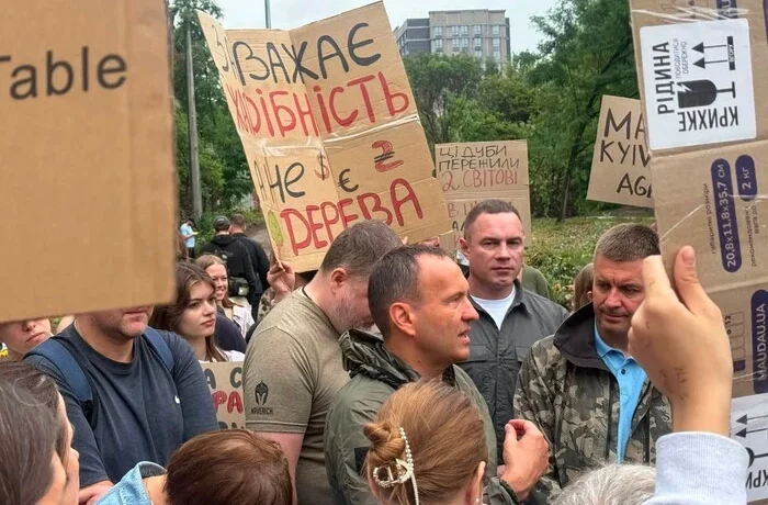 Вирубка парку на Теремках: активісти збирають громадські слухання