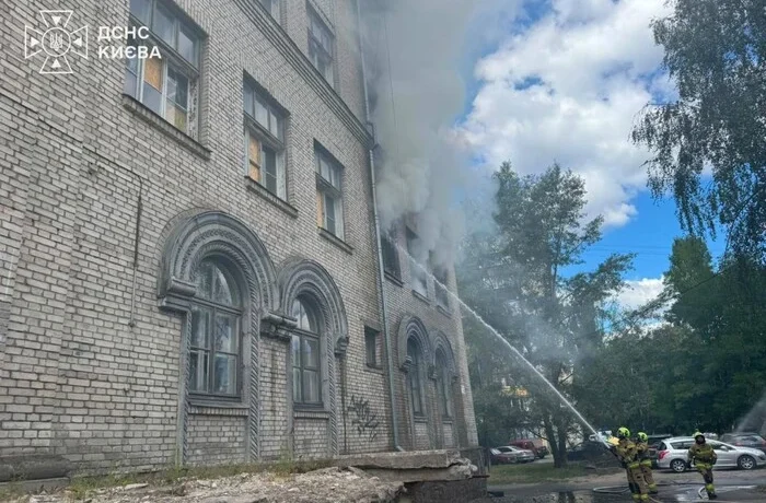У Подільському районі Києва горить недіюча школа (фото)