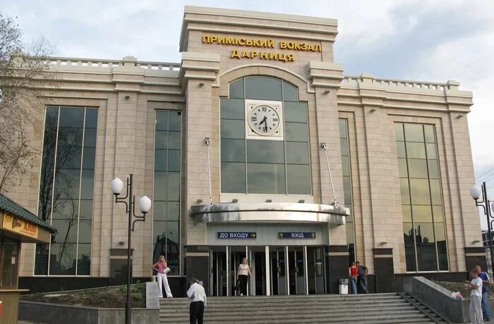 Росія вдарила балістикою по залізничному підприємству в Києві, є загиблий