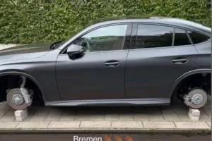З автомобіля футболіста «Вердера» невідомі вкрали всі чотири колеса (фото)