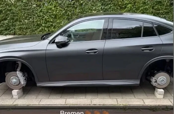 З автомобіля футболіста «Вердера» невідомі вкрали всі чотири колеса (фото)