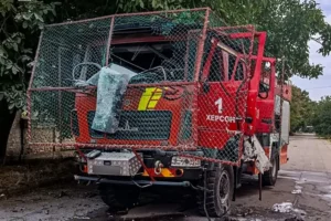 У Херсоні росіяни атакували автоцистерну ДСНС: постраждав водій (фото)