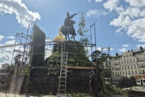 Пам’ятник Богдану Хмельницькому на Софійській площі звільнено від захисних конструкцій