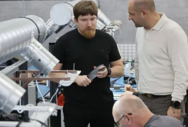 У Росії вибухнуло авто директора заводу, який виробляє FPV-дрони: він у реанімації