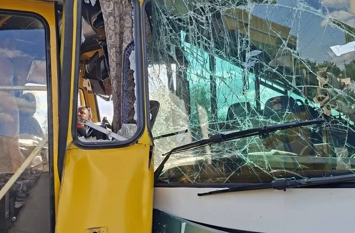 На Київщині лоб до лоба зіткнулися маршрутка та пасажирський автобус