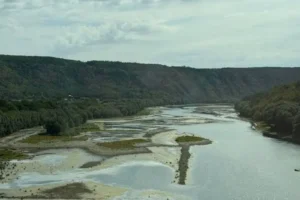 Тернопільщина: зафіксовано найнижчий рівень води у Дністрі за 131 рік спостережень