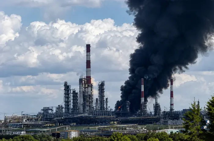 Дрони атакували один із найбільших нафтопереробних комплексів Росії