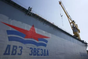 Попри санкції: РФ вивела в море ще один криголамний танкер для ЗПГ