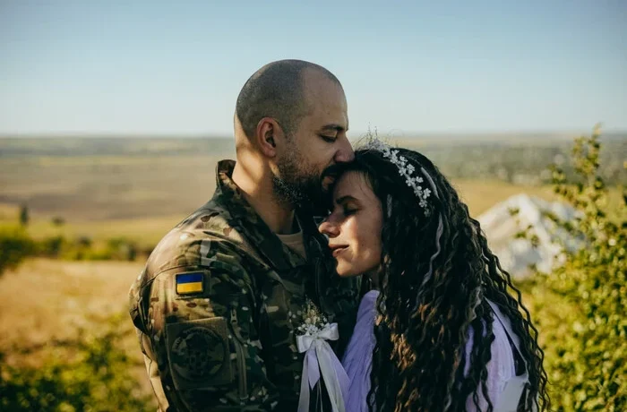 Весілля під загрозою обстрілів: українська пара одружилася на центральній площі Краматорська