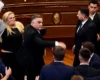 Депутатка закидала прем’єра Косова яйцями під час засідання парламенту (відео)