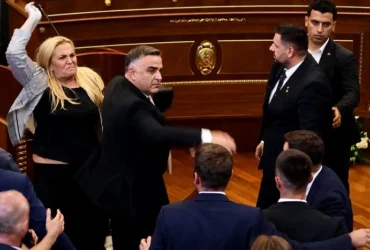 Депутатка закидала прем’єра Косова яйцями під час засідання парламенту (відео)