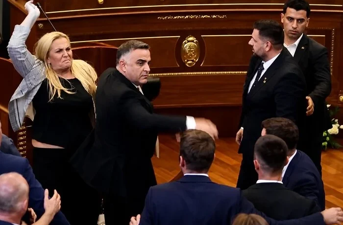 Депутатка закидала прем’єра Косова яйцями під час засідання парламенту (відео)