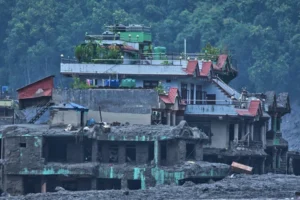 Руйнівна повінь у Непалі: чому десятки українців опинилися у зоні катастрофи