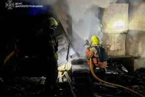 Удар по ТРЦ на Дніпропетровщині: рятувальники ліквідували пожежу