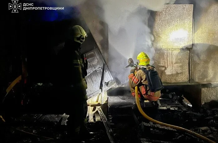 Удар по ТРЦ на Дніпропетровщині: рятувальники ліквідували пожежу