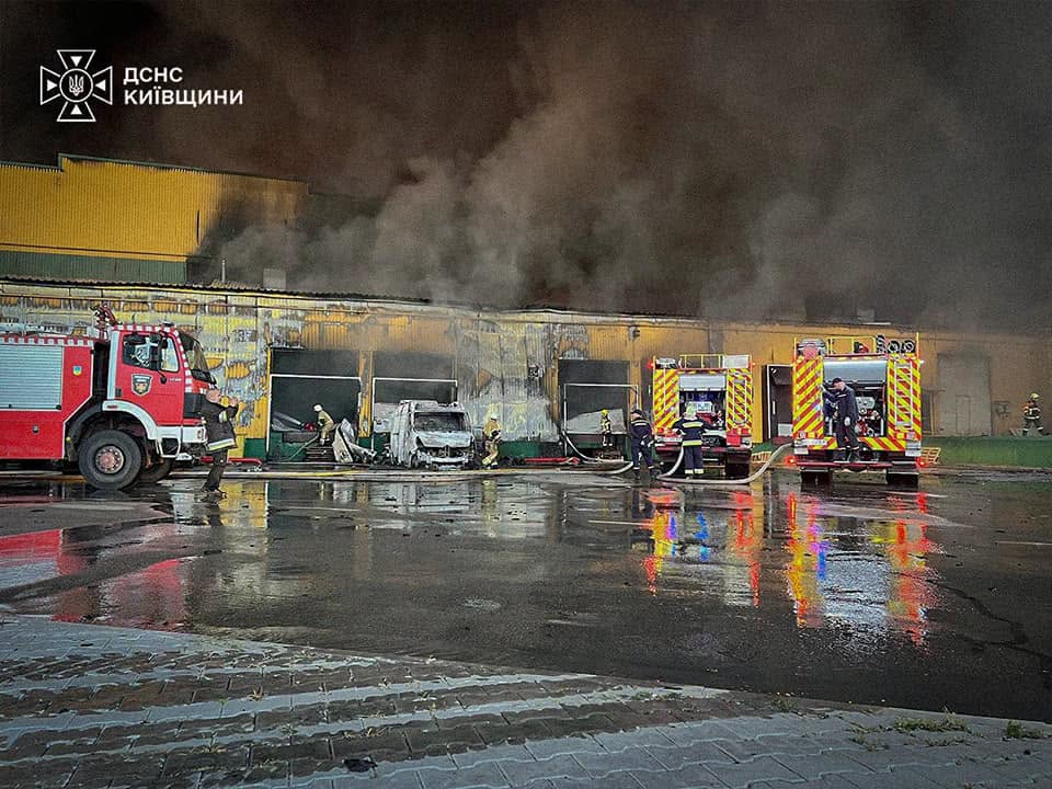 Рятувальники гасять пожежу на території складу