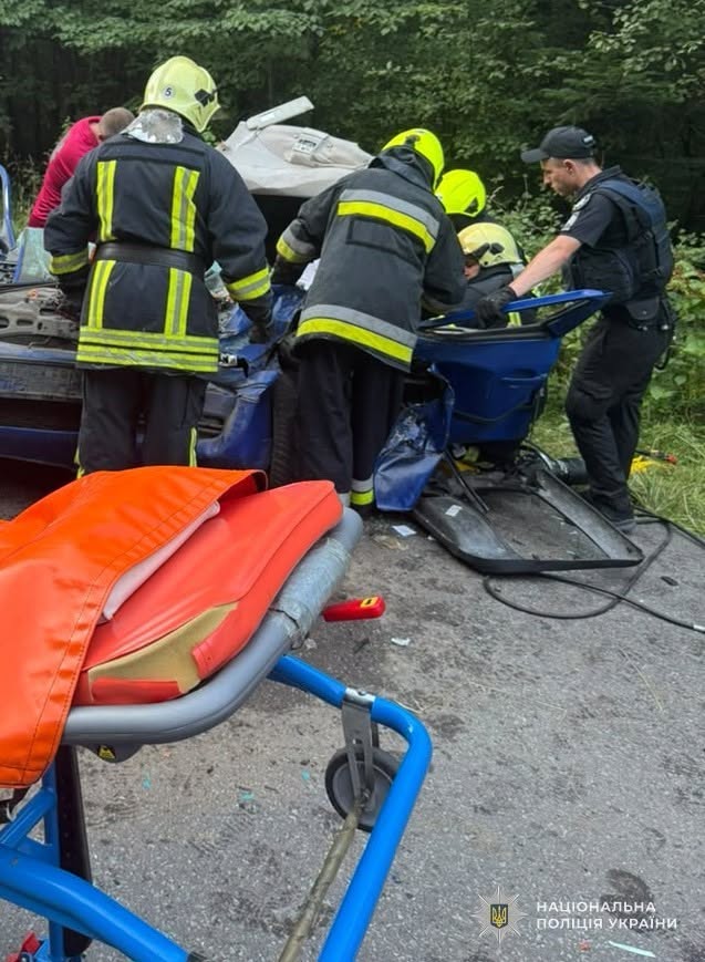 На Львівщині через зіткнення легковика з автобусом травмувалися 11 людей фото 1