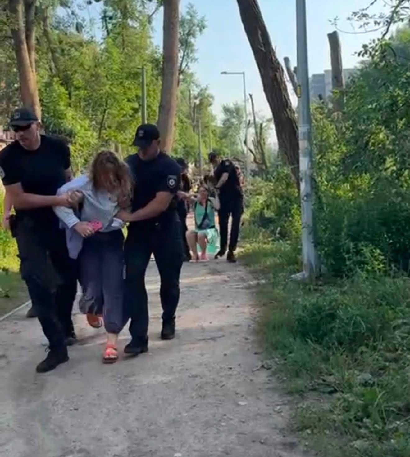Людей, що протестували проти вирубки дерев, вивели з парку
