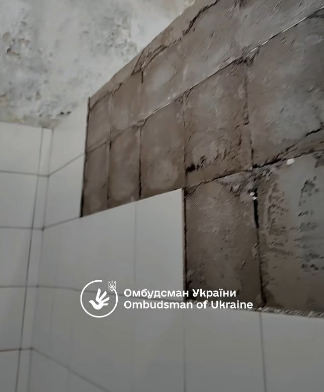 Під час огляду санвузлів виявили частково відсутню плитку на стінах