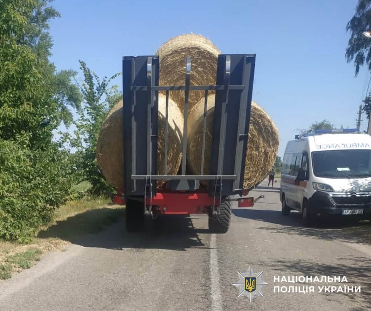 22-річний керманич трактора із завантаженим причепом під час випередження не дотримався безпечного бокового інтервалу та наїхав на шестирічну велосипедистку