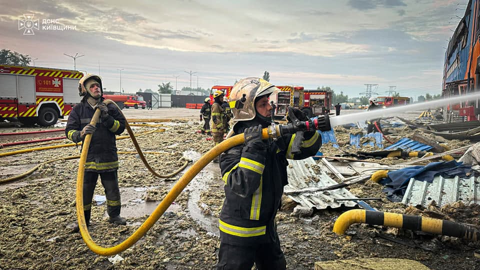 Рятувальники гасять пожежу на пошкодженому об’єкті